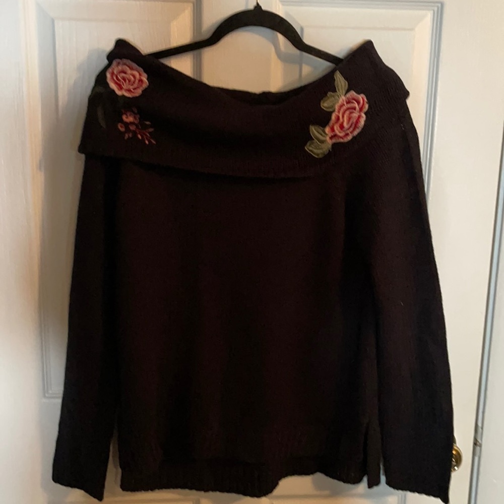 Arizona jeans co. Beautiful black sweater with embroidery roses 🌹